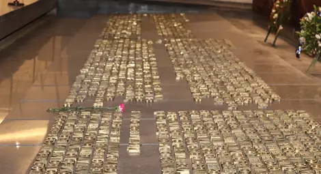 145 карамфила и шествие отбелязват годишнината от Априлското въстание