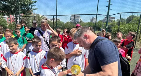 Отборите на СУ „Васил Левски“ и ОУ „Любен Каравелов“ победиха във футболния турнир на Деня на детето в Русе Отборите на СУ „Васил Левски“ и ОУ „Любен Каравелов“ победиха във футболния турнир на Деня на детето в Русе