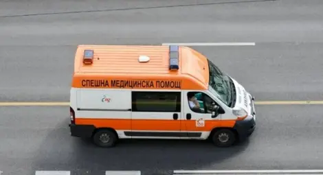 Фиат се обърна по таван след челен удар в спряло БМВ