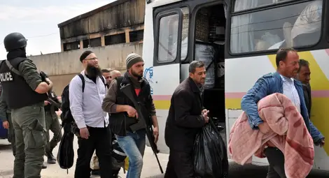 Евакуират стотици от обсадени градове в Сирия