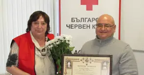 Д-р Кирил Панайотов с грамота от БЧК като най-голям дарител