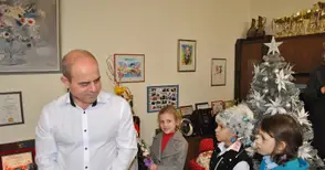 Коледари от Ресурсния център сурвакаха кмета Стоилов