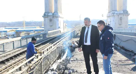 28 нови стоманобетонни панела са монтирани във втория ремонтиращ  се участък на Дунав мост при Русе