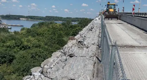 Демонтирани са 13 стари и са монтирани 11 нови стоманобетонни панела на Дунав мост при Русе