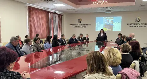 Новото ръководство на Русенския университет се срещна с директорите на училища от областта