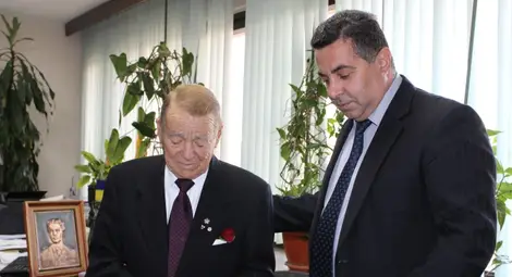 Книга за Левски и сребърен плакет на свети Димитър Солунски получи вчера канадският милиардер и дарител Игнат Канев в знак на уважение от областния управител Галин Григоров. По време на посещението си в областна администрация Канев увери, че ще продължи да работи за благото на Русе и региона.  Снимка: ОА