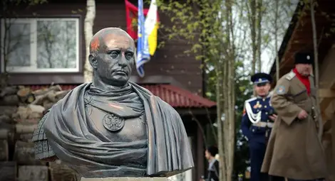 Бюст на Владимир Путин като римски император краси село край Санкт Петербург /гелерия/