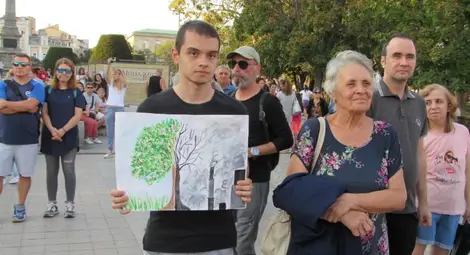 Протестът за чист въздух в Русе: Спим на смени, за да не се отровим през нощта
