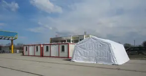 Дунав мост подготвен с палатки и фургони за мигрантска вълна