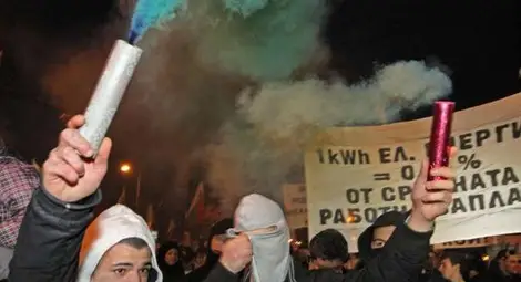 Варненци атакуваха сградата на Енерго Про с камъни