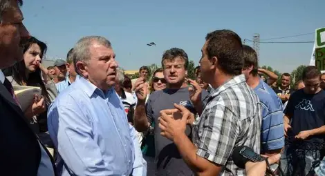 Греков вдигна блокадата на Дунав мост с обещания за милиони