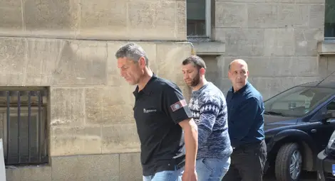 Петър, Басри и Бейхан на път за съдебната зала. Снимка: Архив &bdquo;Утро&ldquo;