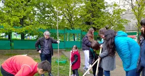 Ученици и „Дунавско сияние“  садят дръвчета за Деня на земята