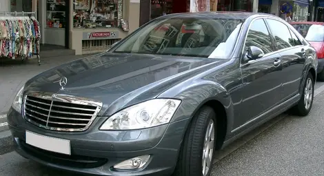 Мераклия да кара S-класата на приятел свил автомобила и катастрофирал с него