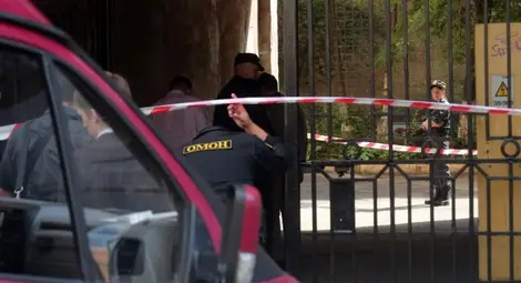 Нападател уби двама и държа заложници в училище в Москва