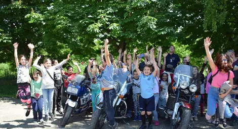 Децата в Николово се впечатлиха от облеклото на рокерите /галерия/