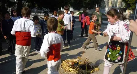 Децата в Николово посрещнаха  Благовец и изгониха змиите