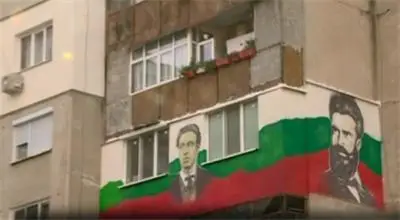 Васил Левски и Христо Ботев &bdquo;гледат&rdquo; от тераса на блок