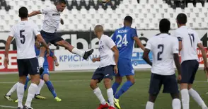 Дъно! Старозагорски бизнесмен плати обяда на оставените да се борят на мускули футболисти