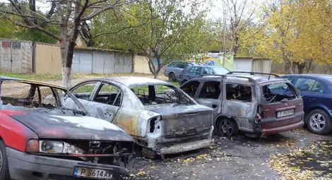 Пет коли пострадаха покрай нощен палеж на опел в &bdquo;Здравец&ldquo;