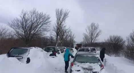 Областната управа в Бургас: Блокираните без гориво в снега да звънят на 112 Областната управа в Бургас: Блокираните без гориво в снега да звънят на 112