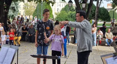 Маестро Димитър Косев дава уроци на ентусиазирани малки &bdquo;колеги&ldquo;, които един ден може да застанат на диригентския пулт също като нето. 		            Снимка: Държавна опера-Русе