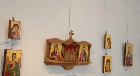 Част от иконите, подредени в изложбената зала.  Снимки: Красимир СТОЯНОВ