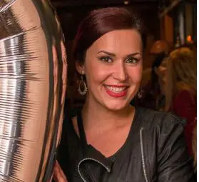 Художничката Неда Малчева кани русенци на среща с автограф по повод дебютната си книга &bdquo;Ще видиш ти, като родиш!&ldquo;