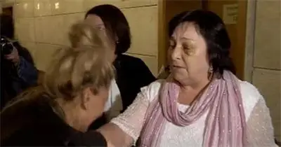 Майката, ударила учителка, й целуна ръка в съда