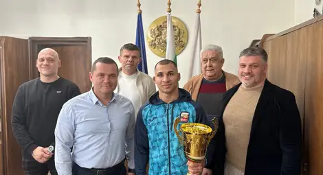 Пенчо Милков награди русенския боксьор Радослав Росенов за спечелването на Купа &bdquo;Странджа&ldquo; 2024