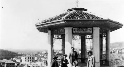 Издигнатият от търновското гражданство паметен знак за Независимостта, съборен от социалистическата власт през 1952 година.