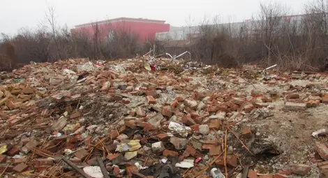 Разчистват терена за новия плувен комплекс на „Липник“ Разчистват терена за новия плувен комплекс на „Липник“