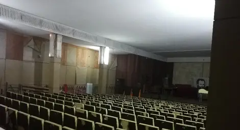 Пустеещият от десетилетия киносалон на библиотеката става модерна зала за изкуство