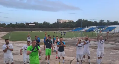 След мача футболистите поздравиха дунавската агитка за вярната й подкрепа. Снимка: Васко ТОДОРОВ