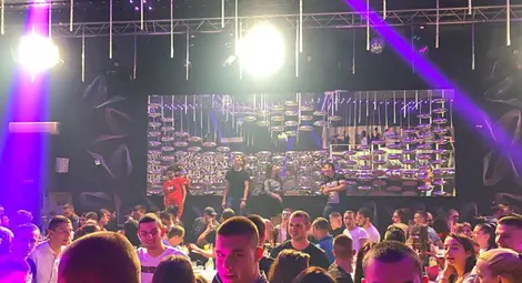 Два дни след забраната здравното министерство отново отвори нощните заведения