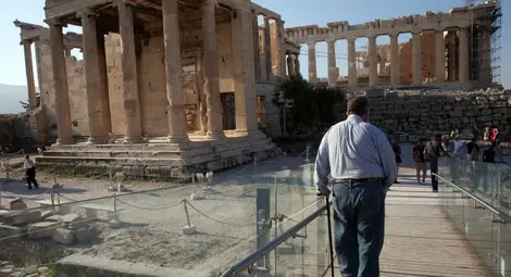 Новата вълна на COVID-19 залива Гърция