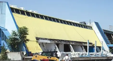 Една легенда си отива: Събарят "Аско Деница"