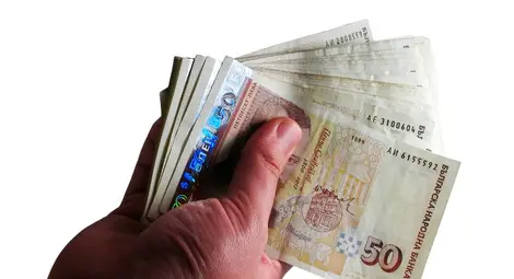 Всеки шести работи на минимална заплата Всеки шести работи на минимална заплата