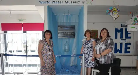 Преподавателките от СУ &bdquo;Възраждане&ldquo; Христова, Петрова и Петкова до водата от Русенски Лом.             Снимка: Личен архив