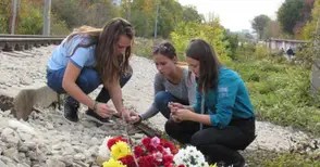 Съученици и учители почетоха паметта на останалия завинаги на 13 години Виктор