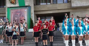 Мажоретките от „Екстрийм“ с купи и грамоти в Шумен