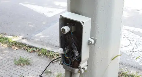 Оголени кабели на улична лампа  дебнат заплашително по велоалея