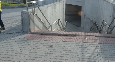 Пропадна тротоар пред подлеза на Кръговото