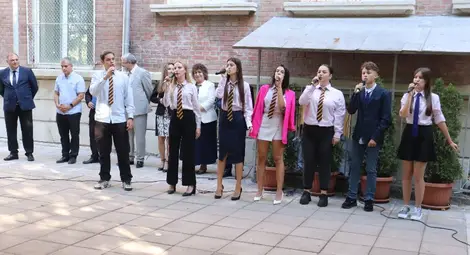 Драгомир Драганов: Професионалната гимназия по икономика и управление е призвана да възпитава млади хора със свободен дух и любопитен ум Драгомир Драганов: Професионалната гимназия по икономика и управление е призвана да възпитава млади хора със свободен дух и любопитен ум