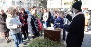 Цветница и Великден препълниха храмовете