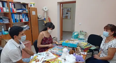 Младоженци превърнаха цветята за сватбата в книжки и играчки за детски център Младоженци превърнаха цветята за сватбата в книжки и играчки за детски център