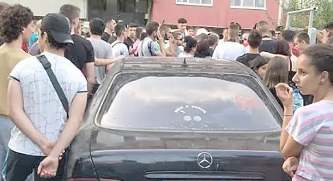 Разгневени младежи чакат побойника пред блок &bdquo;Колос&ldquo;.