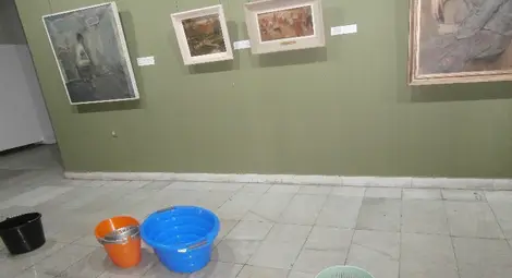 На сантиметри от платната на художници като Бешков и Ганушев вали. И още дълго ще е така