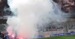 Феновете си размениха благословии и ритници