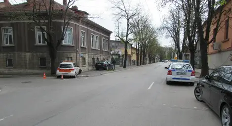 Кола на охранителна фирма се вряза в къща след засичане /галерия/